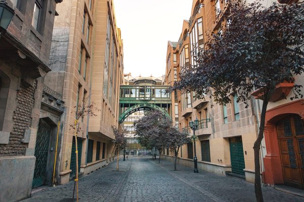 Which city in the UK offers the best guided tours for Tudor history enthusiasts?