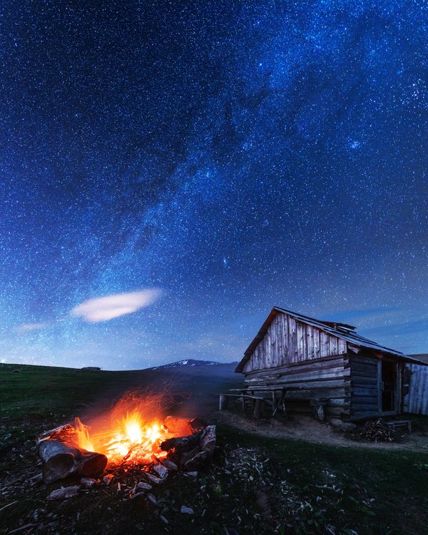 How to make a campfire safely and responsibly in UK campsites?